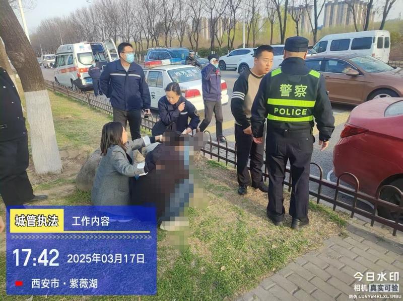 西安男子软管接排气口封车窗欲轻生 被城管和热心市民及时发现劝阻