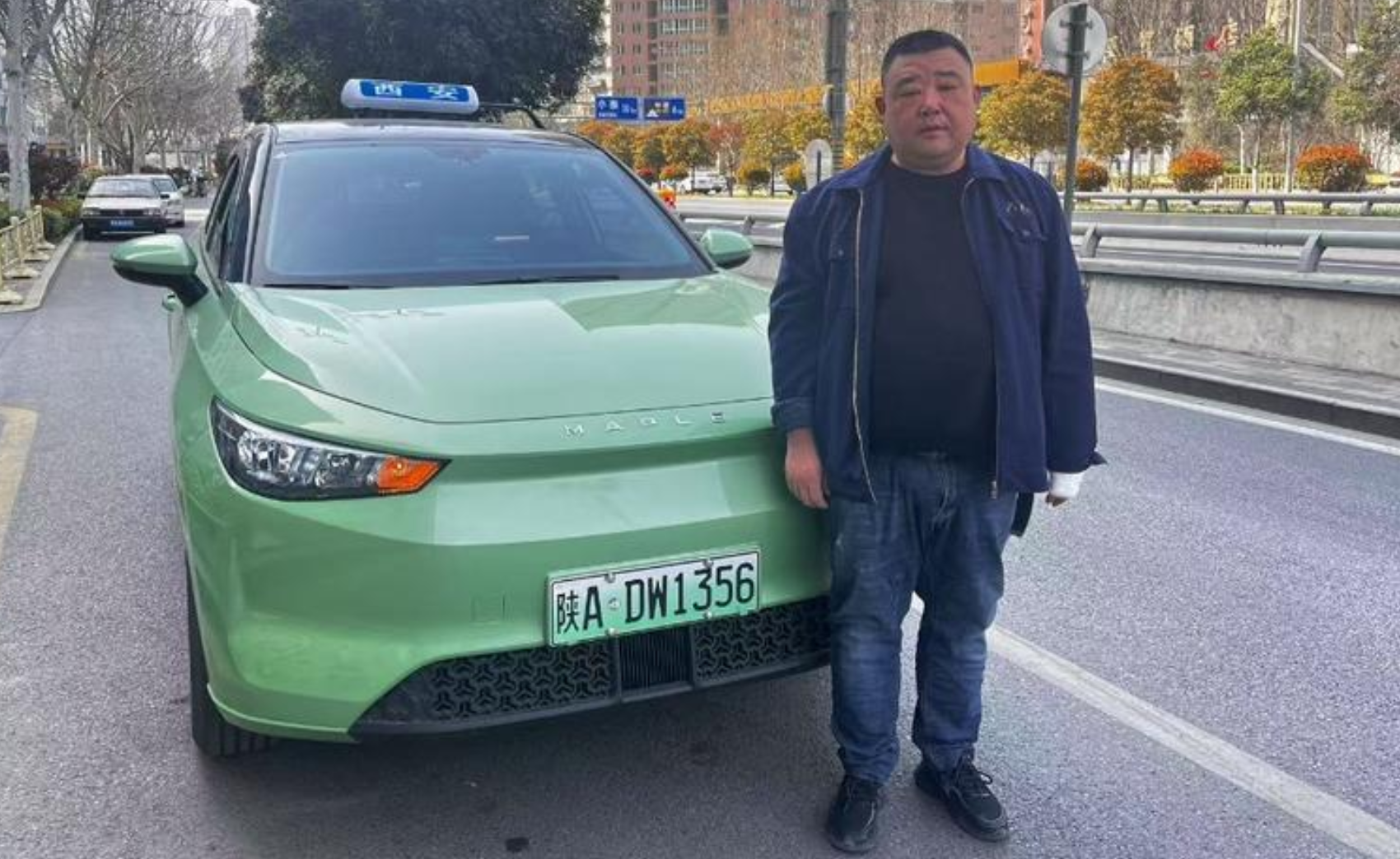 凌晨3时小车撞路墩起火的哥乘客合力抢出4人 西安授予张望“西安好的哥”称号并奖励6000元