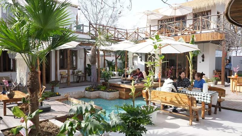 华商头条|鄠邑区山花儿开了 “八号艺术公路”上游人如织