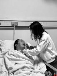 “植物人”病床上维权三年 医院都并购了 他怎么办？