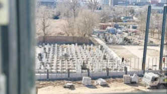 华商头条|数百万新房窗外是几百座坟：业主称被忽悠 开发商建15米高墙