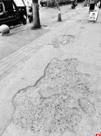 路面破损严重 钢筋外露