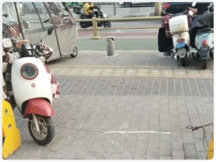 晚上刚出地铁口遇铁丝拦路摔伤 西安63岁老太维权难