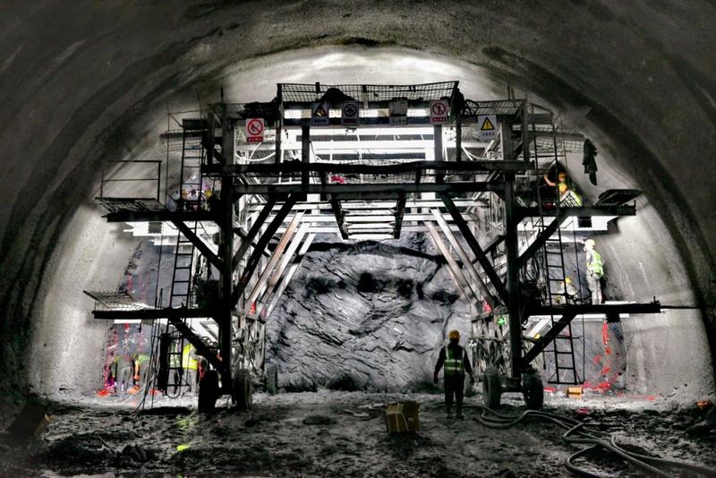 西康高铁高风险隧道——林家山隧道顺利贯通