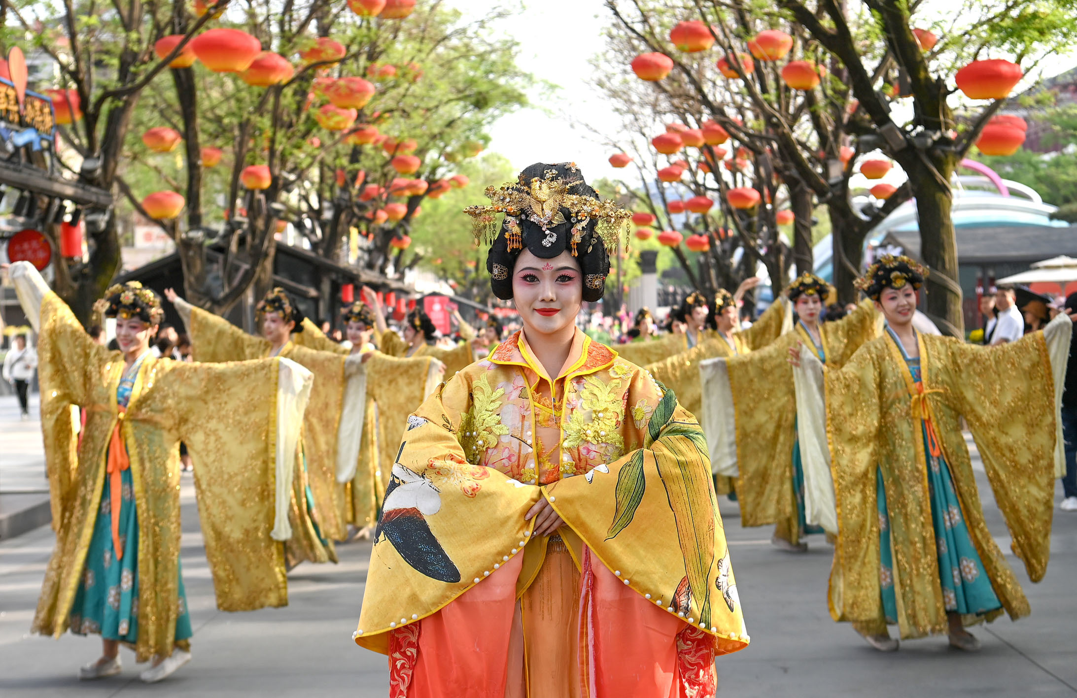 演员在西安大唐不夜城进行汉服巡游。 记者 邹竞一 摄