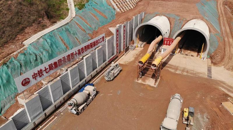 全国高铁总施工长度最长I级高风险隧道——西十高铁西岭隧道顺利贯通