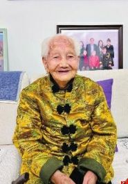 104岁老奶奶做针线活 600双绣花鞋送邻里
