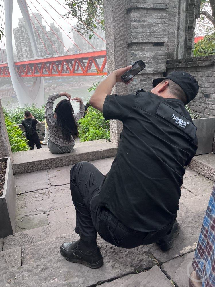 保安大叔拍照还会找好看的角度