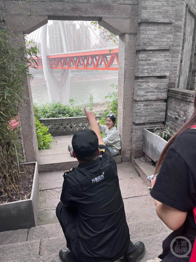 保安大叔正在与游客交流如何摆造型