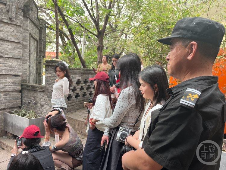 前来拍照的游客比较多,保安大叔在现场维持秩序
