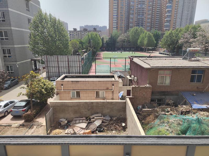 绿化带变垃圾带 建筑垃圾等杂物不及时清理 西安这些小区环境卫生让居民“头痛”