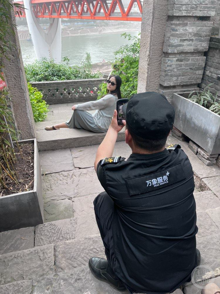 保安大叔帮游客拍照
