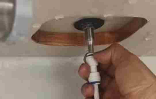 净水机软管突然脱落新家被淹 是设计不合理还是没装好？