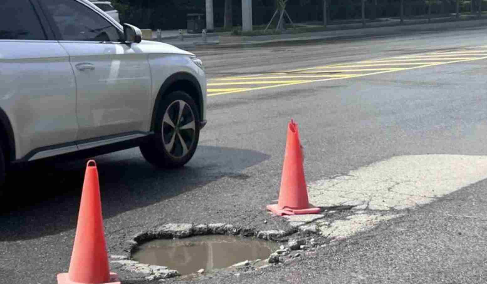 小车驶过坑槽连爆两胎  西安这条路让司机连连“中招”