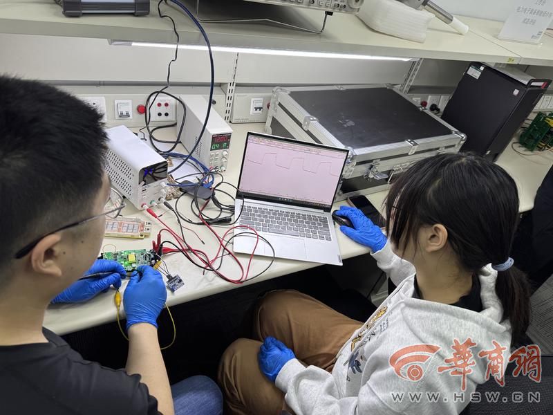 王凯正带领同学进行绝缘材料可视化的实验操作