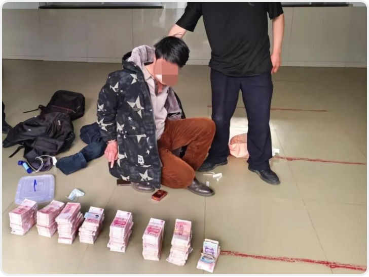云南巧家警方抓获一名网逃人员：带70余万现金“隐居”山洞 昼伏夜出