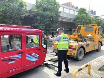 市民反映多路段机动车违停 辖区交管部门进行治理纠正
