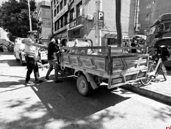 笃信路车辆违停占道 未央交警火速治理