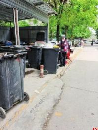 老人小区翻垃圾拾荒 卫生 安全等问题该怎么办?