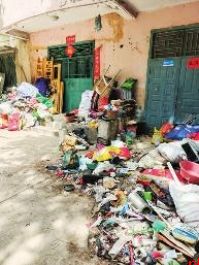 老人小区翻垃圾拾荒 卫生 安全等问题该怎么办?