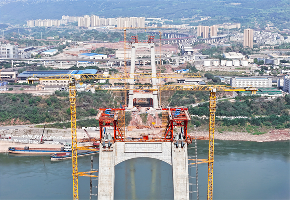 黄桷沱长江大桥先导索架设作业现场。重庆城投建设公司供图 华龙网发