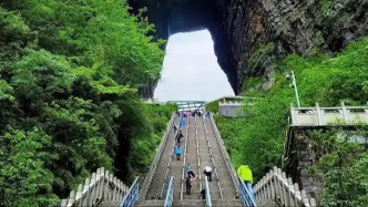 上千游客深夜滞留张家界大喊退票？景区：已采取措施限制人流量