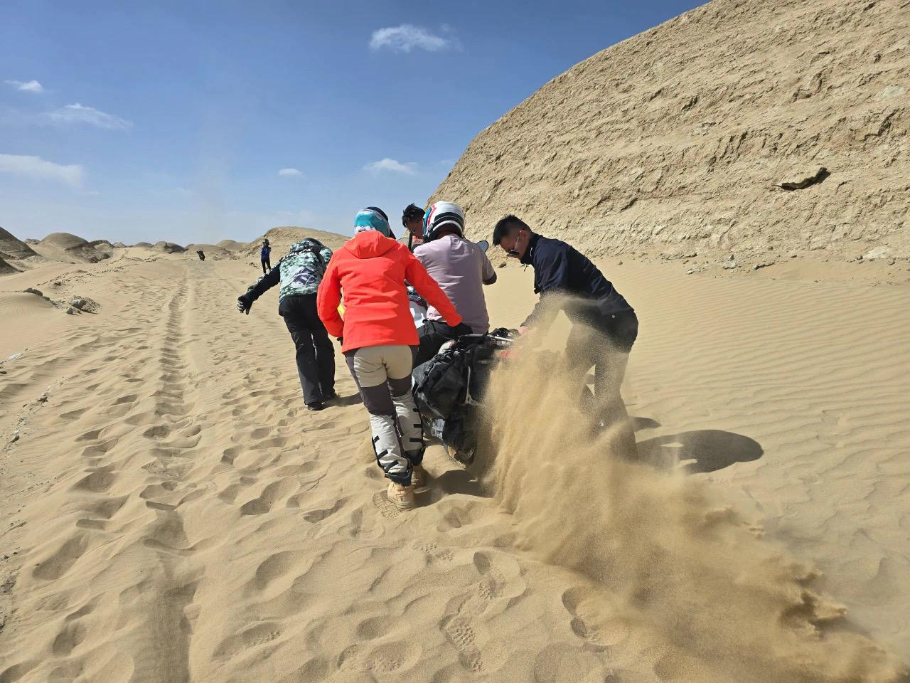 6名骑行者在青海无人区失联接近24小时 已全部获救
