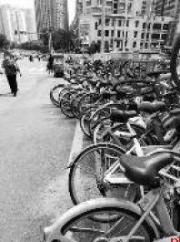 悦园路公交站座椅破损数月