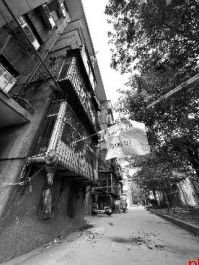 西安一栋40年老楼两户阳台大风中坠落