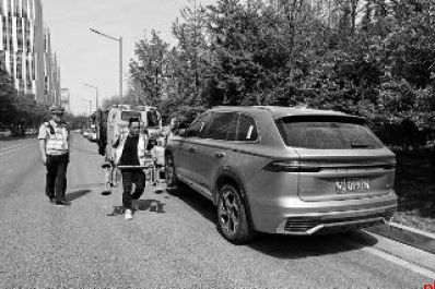 天谷七路非机动车与机动车违停占道 交管高新大队积极治理