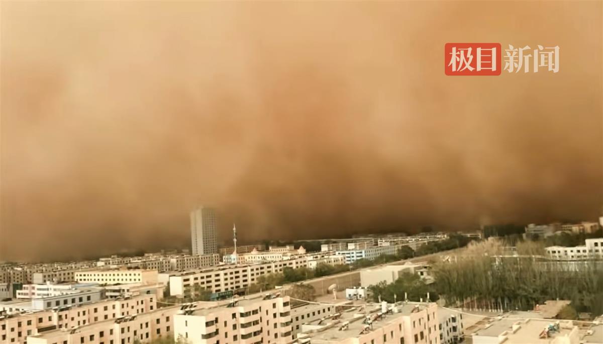 青海格尔木突遇10级狂风掀起百米沙墙 朋友圈都被“搅黄”了