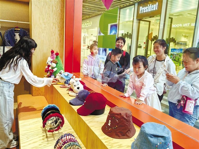 5月4日，在西安老城根Tagi店内，顾客在选购心仪的商品。