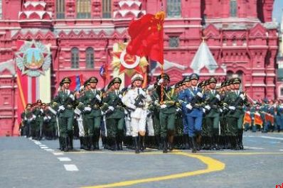 习近平出席俄罗斯纪念苏联伟大卫国战争胜利80周年庆典