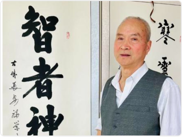 从小受父亲耳濡目染 写字成了他这辈子最喜欢的事