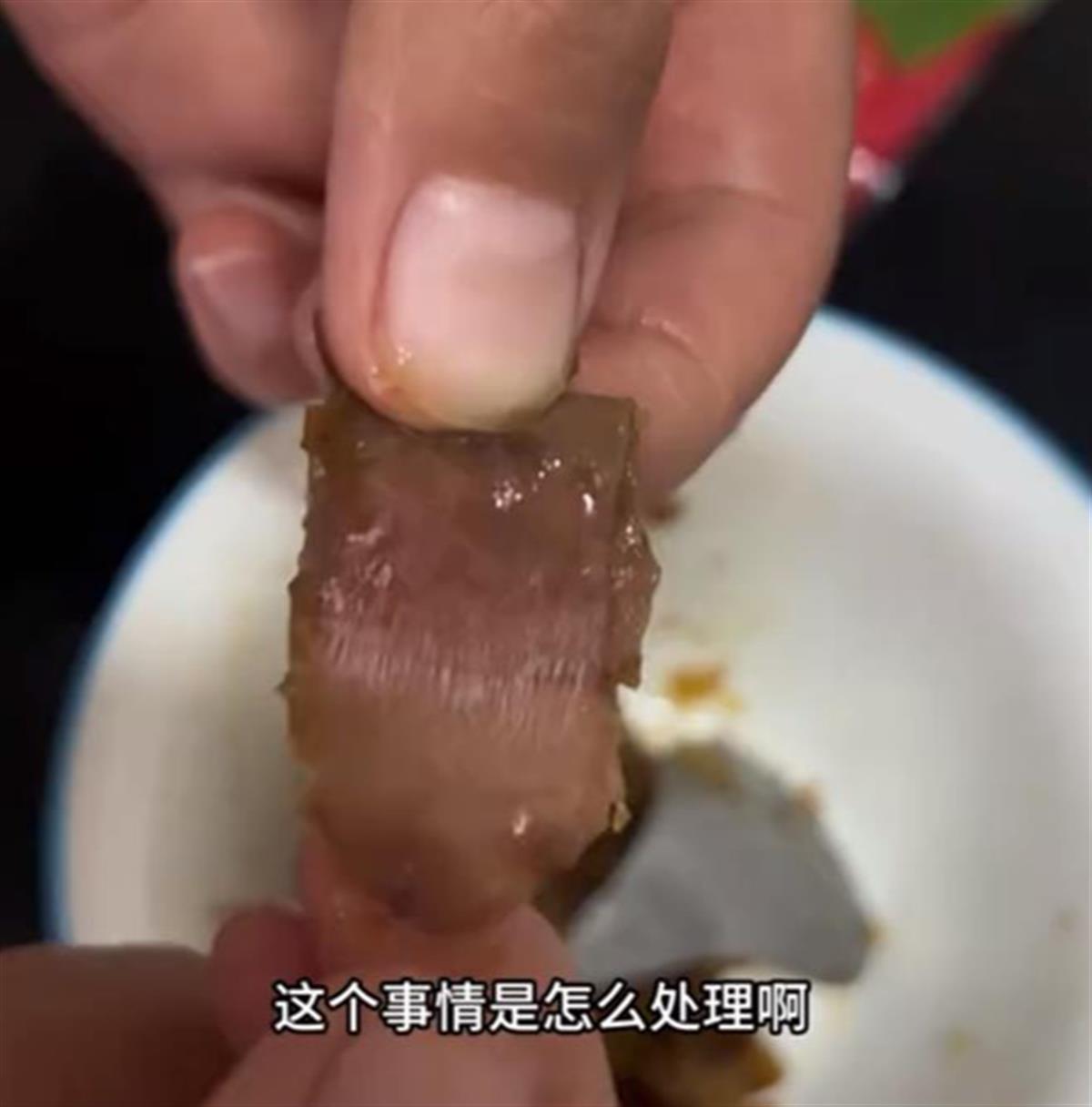 女子自称宝宝在粽子中吃出带血创可贴 来伊份：已内部排查