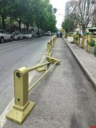 路面破损 护栏倒塌