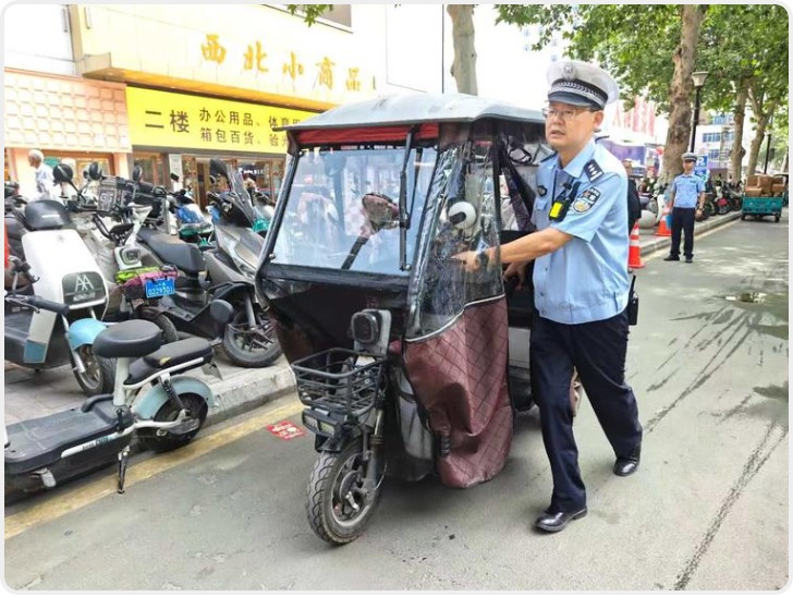 交警队长在一线|长乐中路轻工商圈外 电动车乱停挡路 交警队联合街道、企业开辟近400电动车停车位