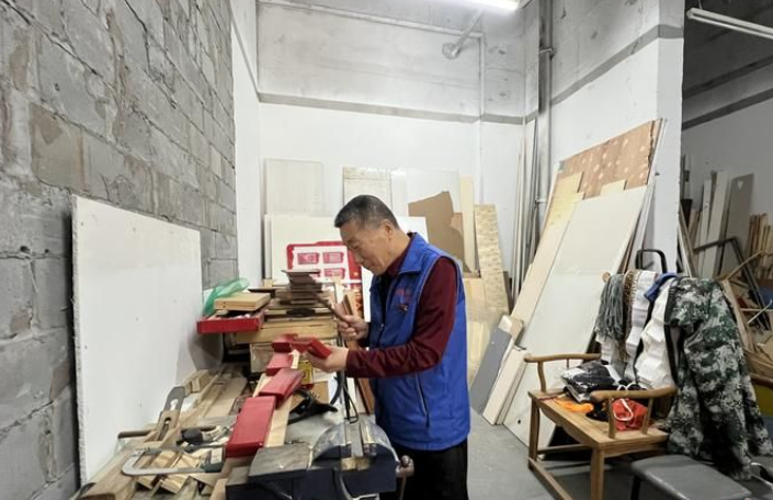 西安一社区能人徐师傅：会多种乐器 还有手艺为居民修修补补
