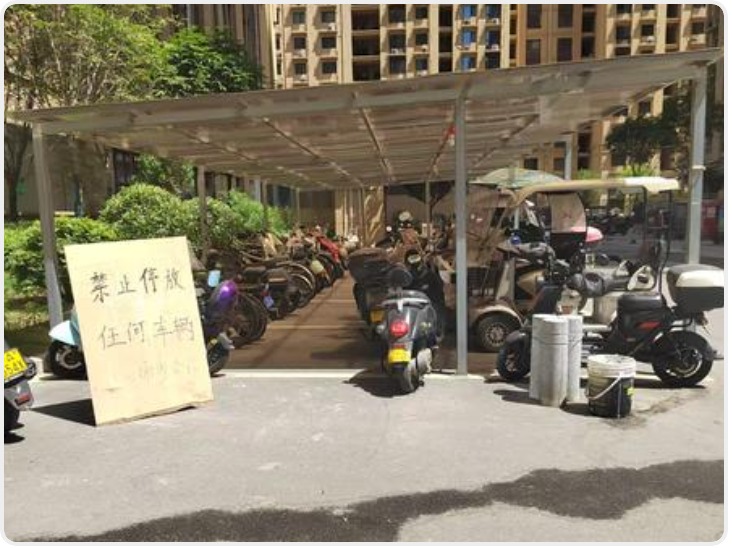 小8跑街|电动自行车棚建设之争：便民需求与公共空间的博弈