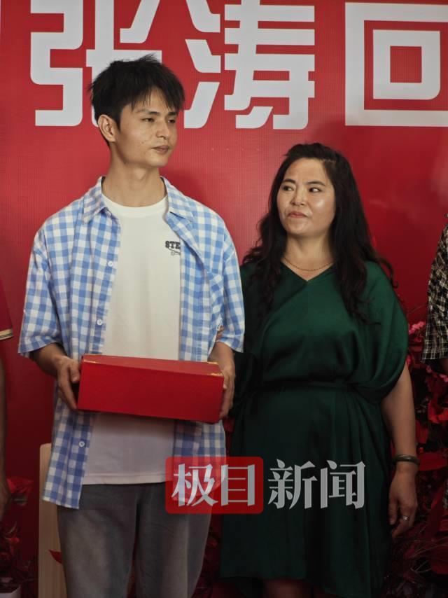 4岁男童失踪25年后回家 母亲将全部积蓄20万元交给他