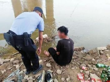 渭南“00后”民警勇救跳河男子