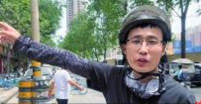 外卖小哥拎着灭火器冲上楼