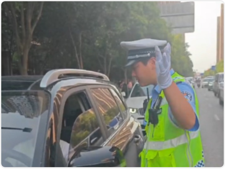交警队长在一线|上下学高峰校门口交通秩序混乱 交管经开大队多举措进行整治