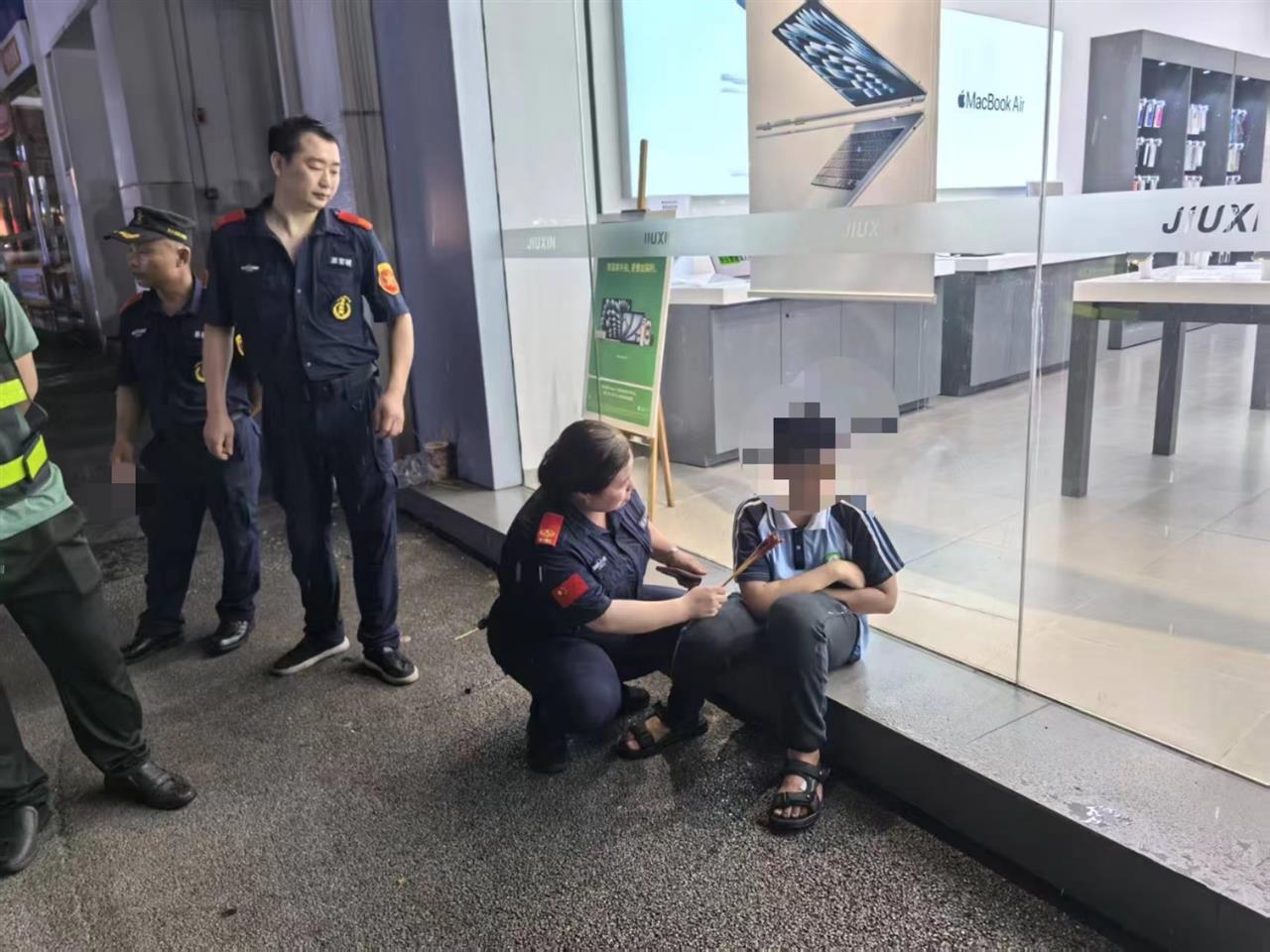 “男孩离家出走父亲遇车祸去世” 目击者称头盔飞出老远