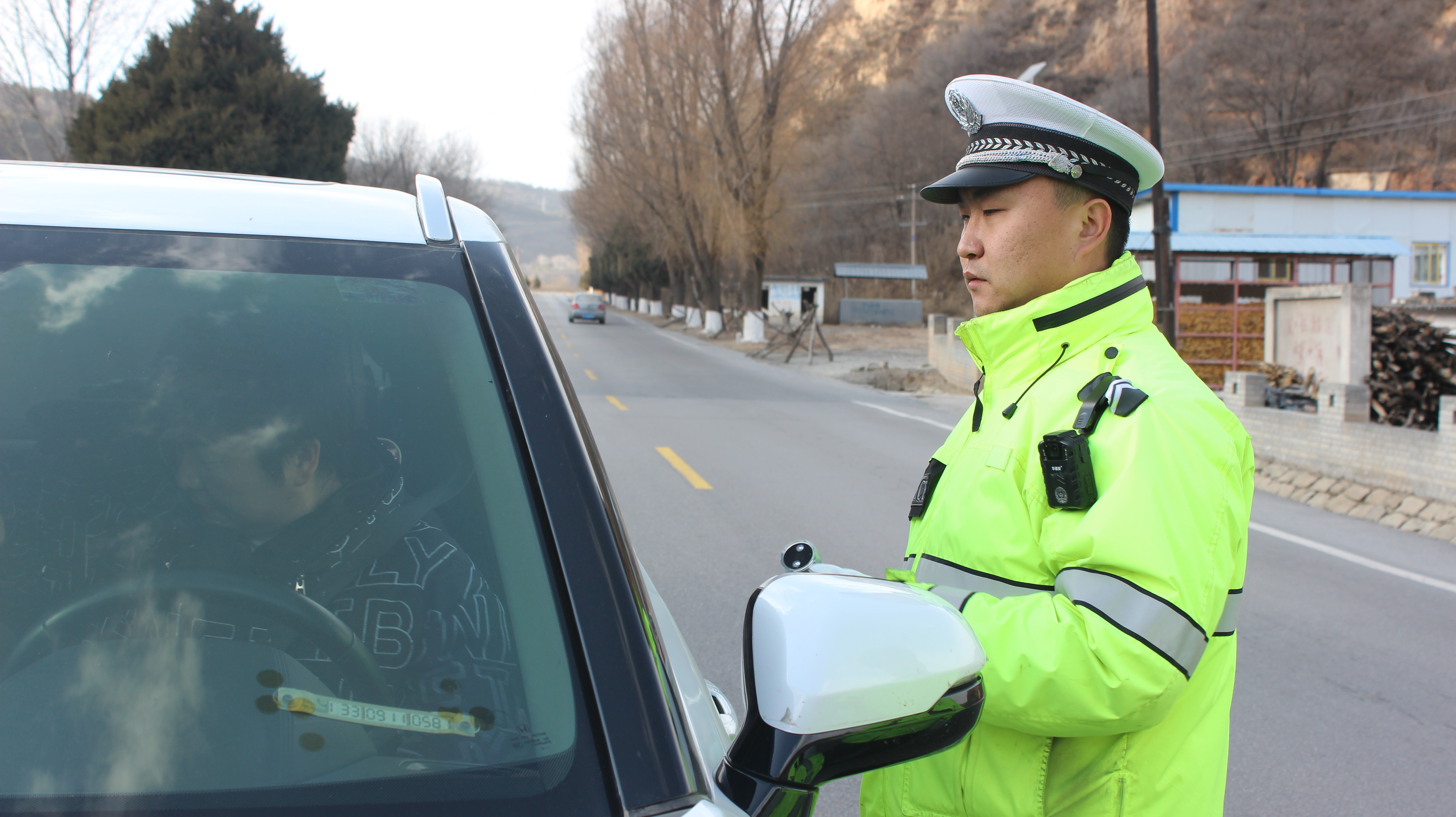 张迪正在英旺路段认真检查行车安全.JPG