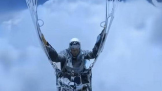 男子玩滑翔伞被云吸至8000米高空 官方通报