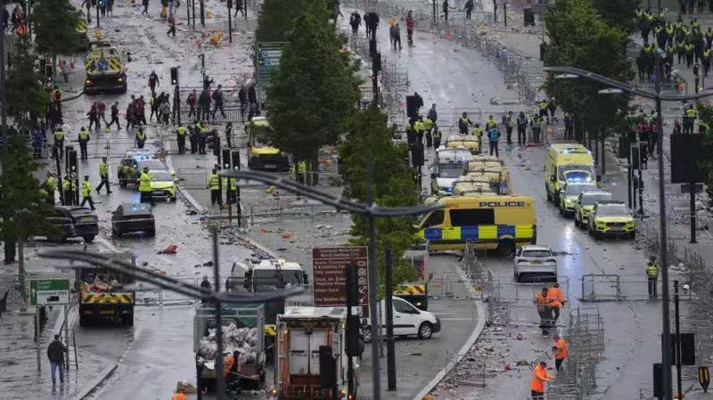 英国利物浦汽车冲撞球迷肇事者因涉嫌谋杀未遂和毒驾被捕