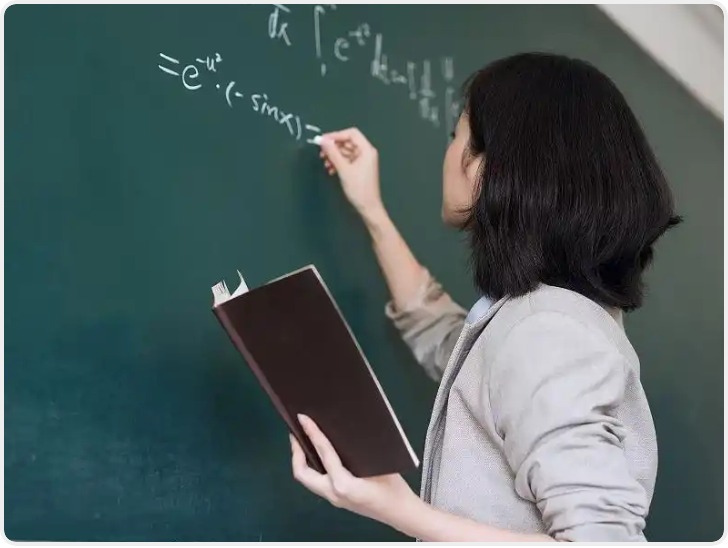 老师上课迟到一分钟被认定为教学事故 广东涉事高校回应