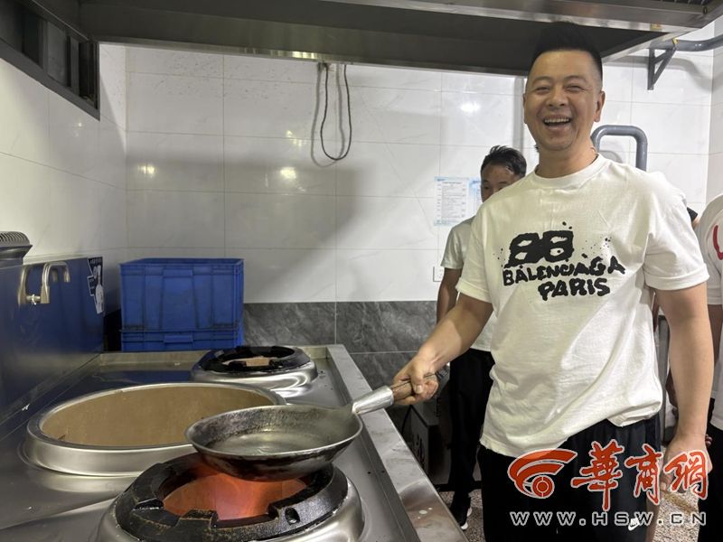 西安北院门风情街餐饮老店通气了！秦华集团"瓶改管"守护古城烟火气