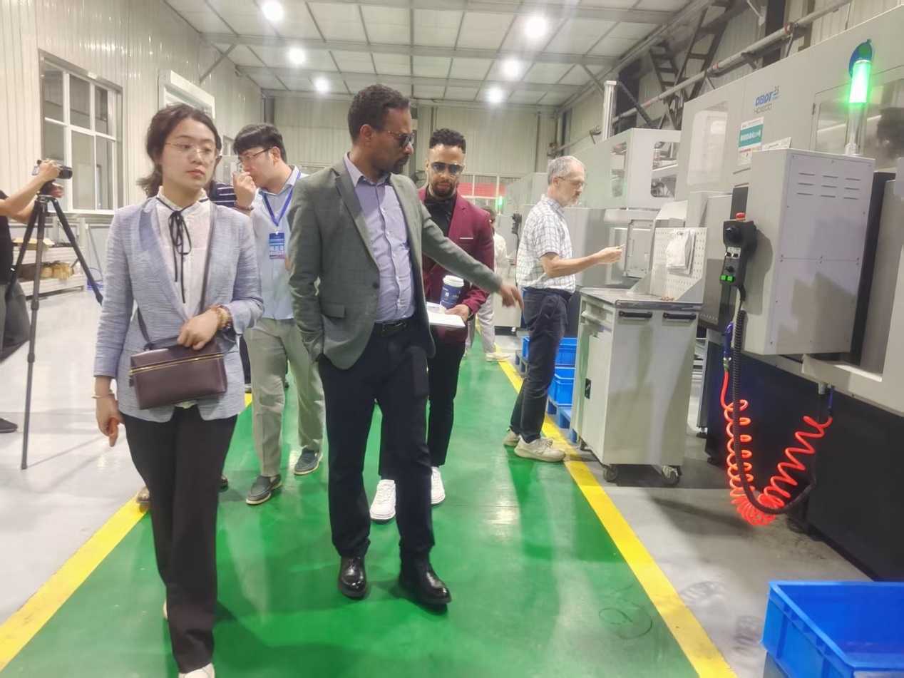 在西安雁塔见证“智造”实力 外籍专家调研中国新质生产力发展路径